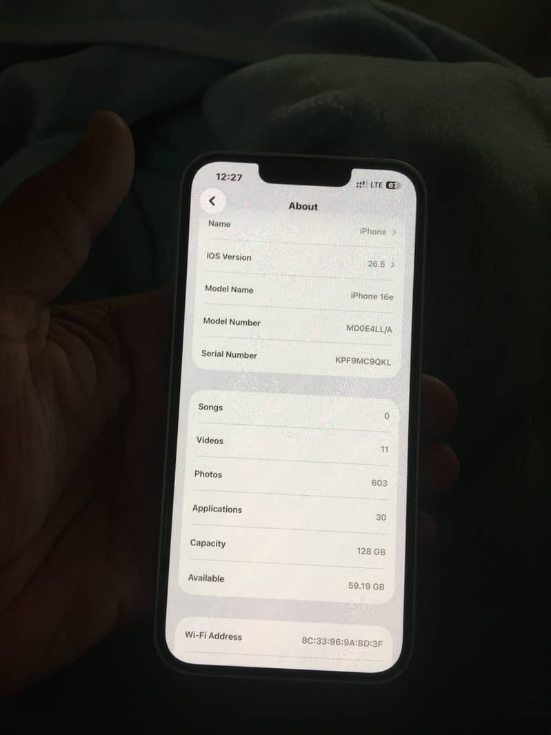 Apple iPhone 16e 10