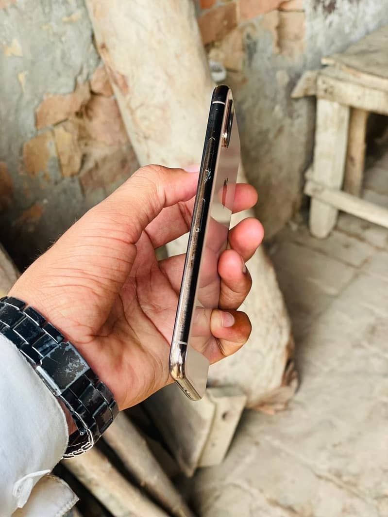 Apple iPhone XS 4