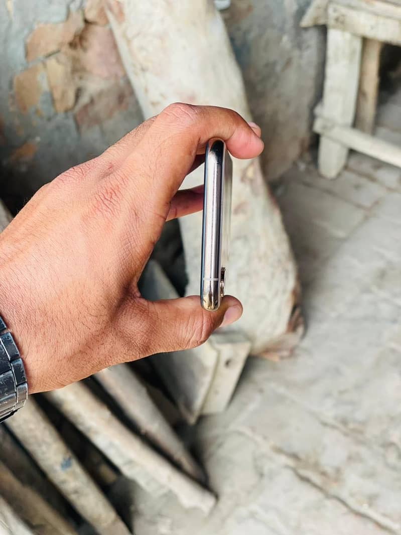 Apple iPhone XS 5