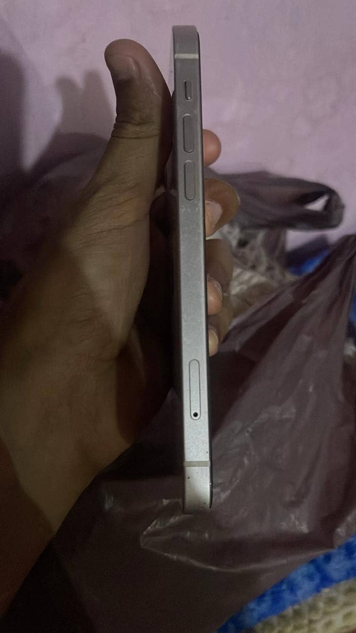 Apple iPhone 12 4