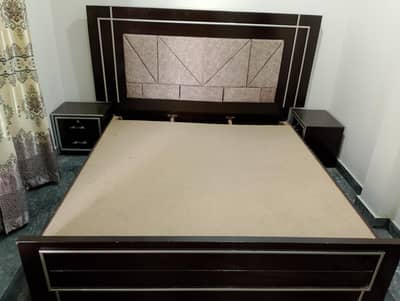 one king bed and sidetables