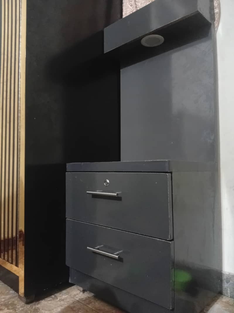2 side tables 0