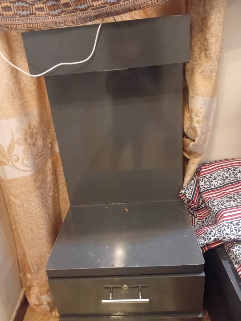 2 side tables 2