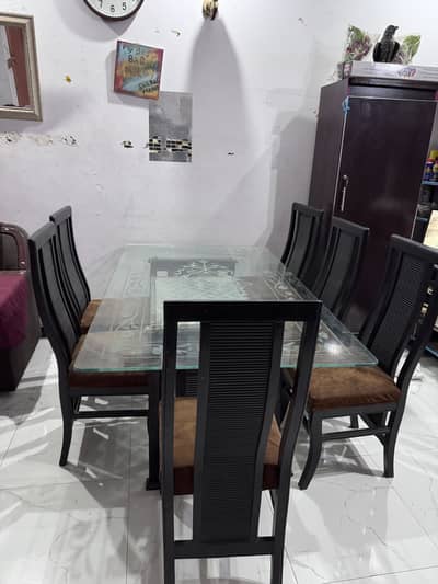 Dinning table in good condition