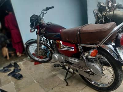 Honda cg125 2019 karachi num cplc clear 1st owner achi condition me he