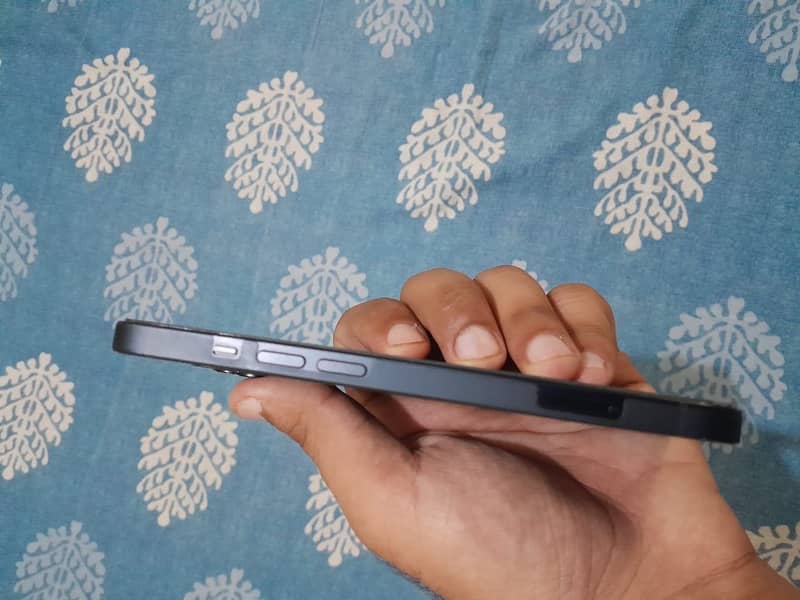 Apple iPhone 13 6