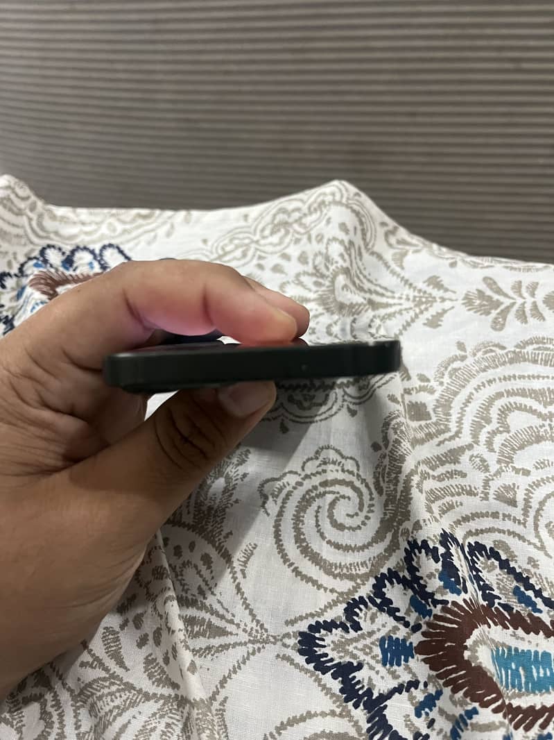 Apple iPhone 13 4