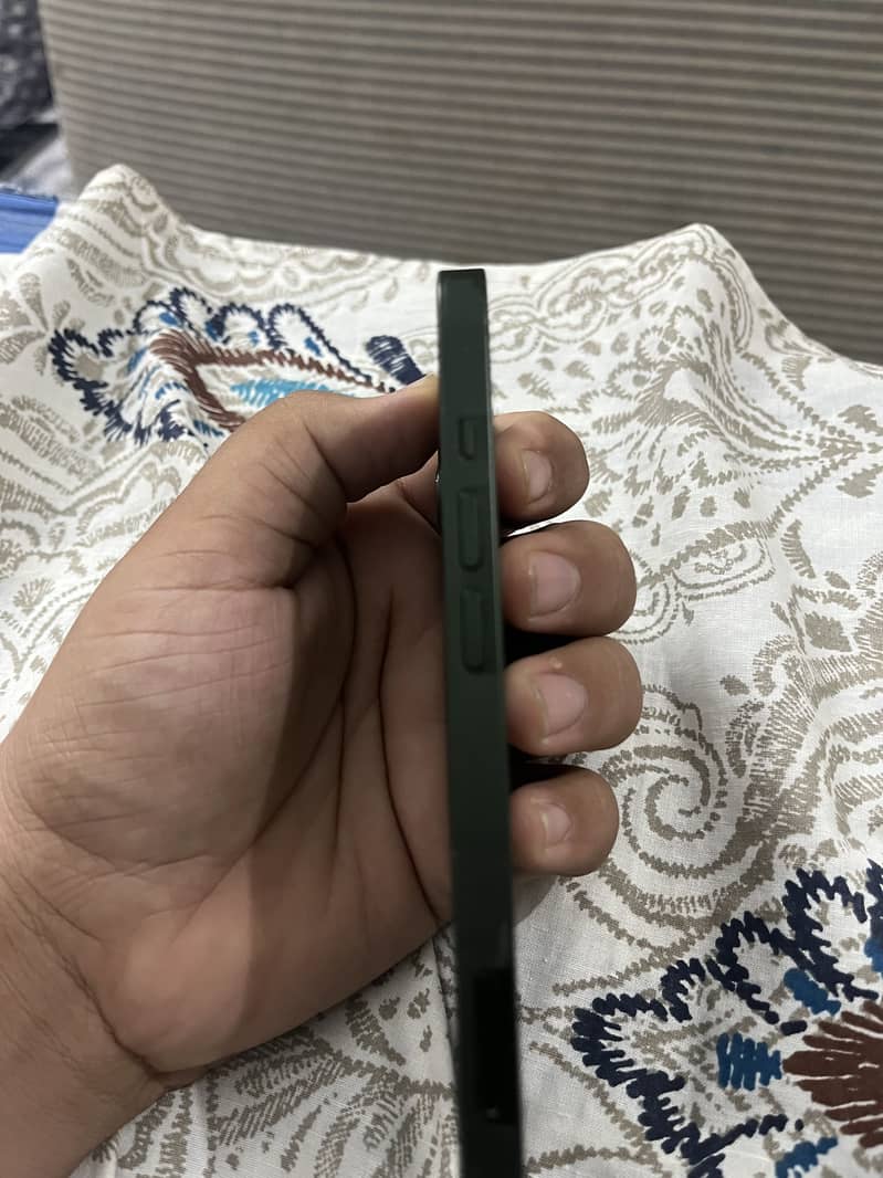 Apple iPhone 13 5