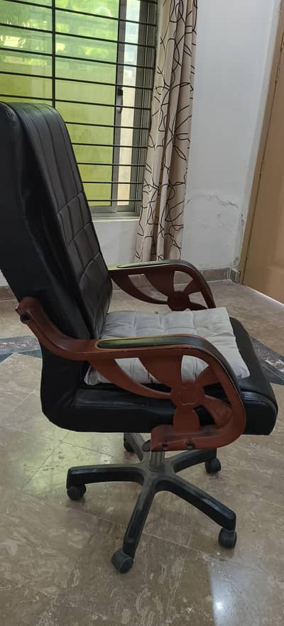 revolving chair used
