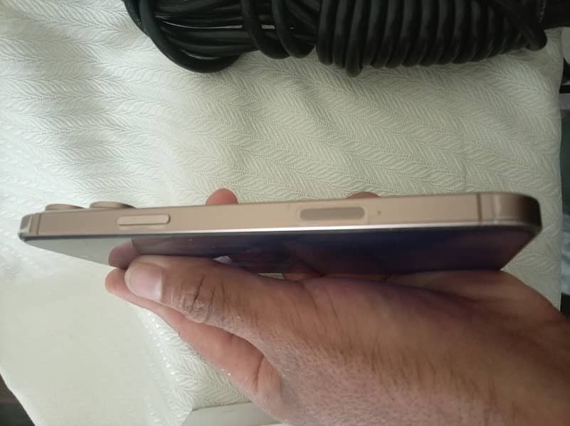 Apple iPhone 16 Pro Max 2