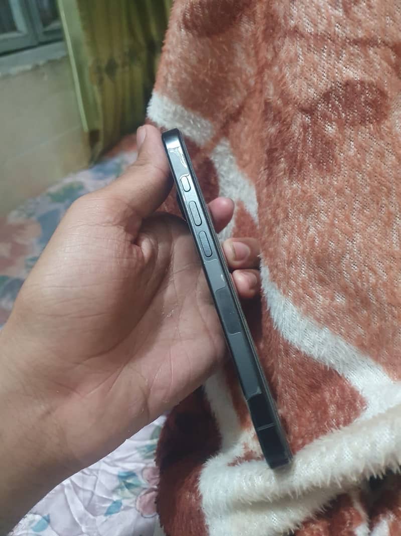 Apple iPhone 16 Pro 2