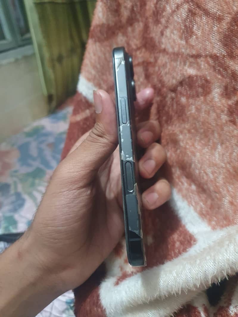 Apple iPhone 16 Pro 3