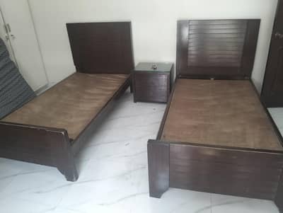 2 single beds with one side table