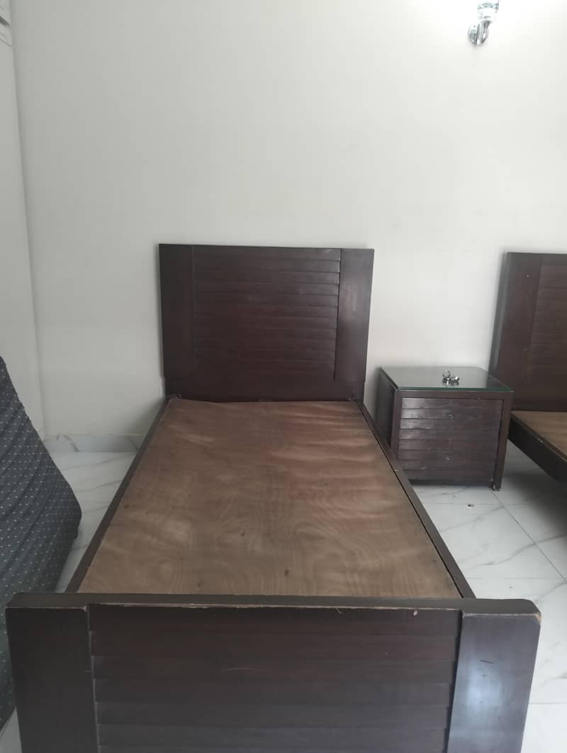 2 single beds with one side table 1