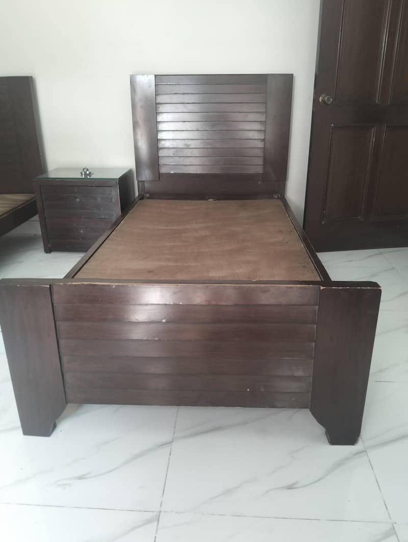 2 single beds with one side table 2