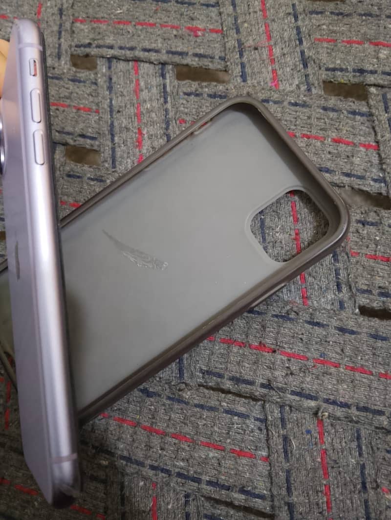 Apple iPhone 11 4