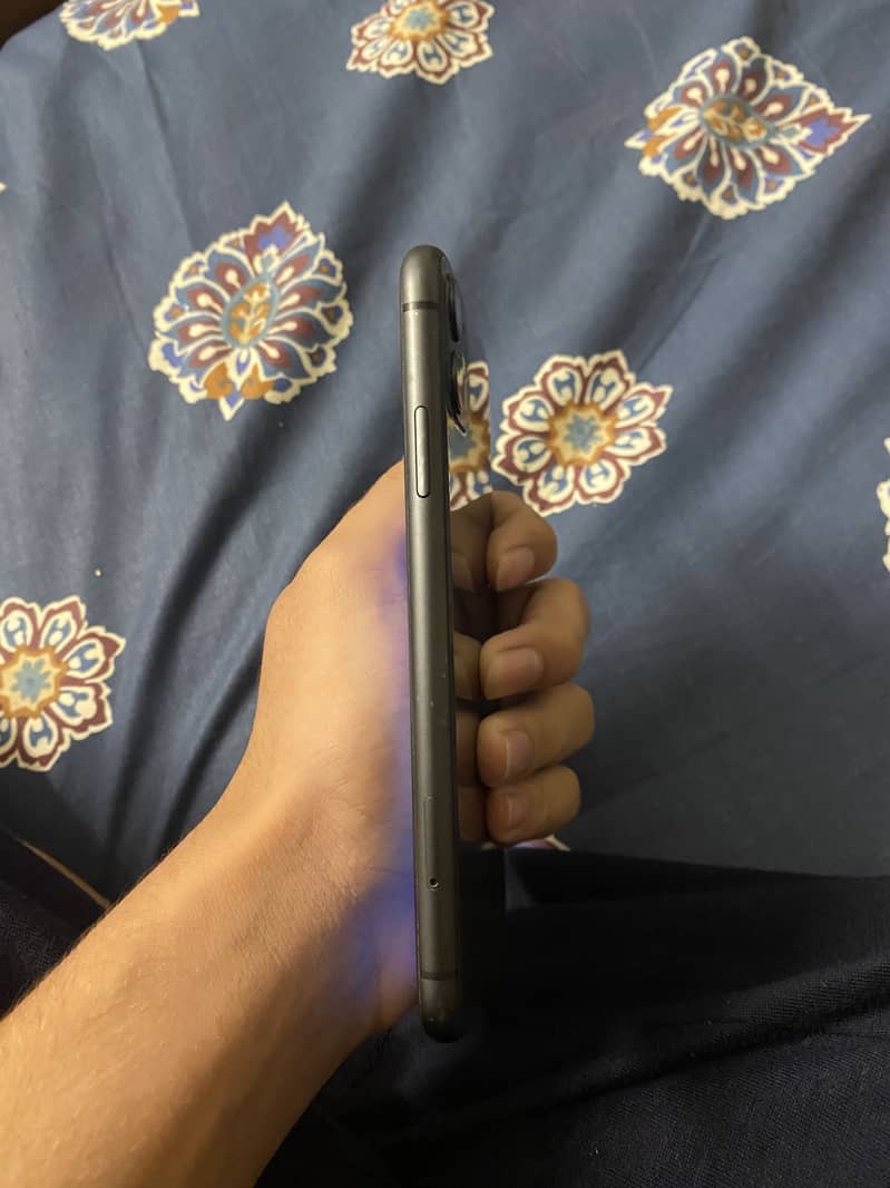 Apple iPhone 11 4