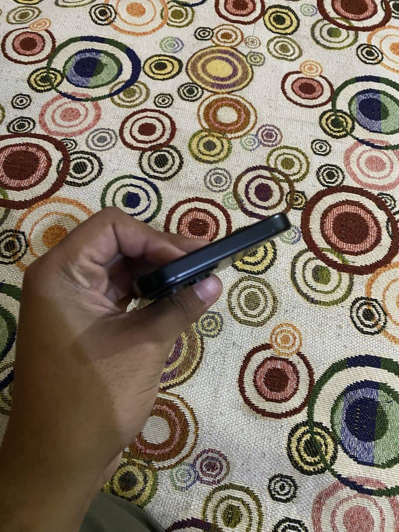 Apple iPhone 15 4