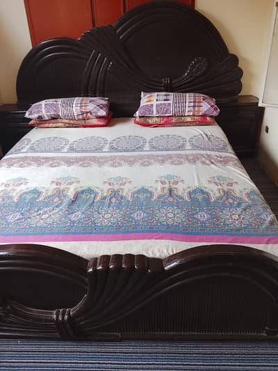 king size bed available for sale in good condition