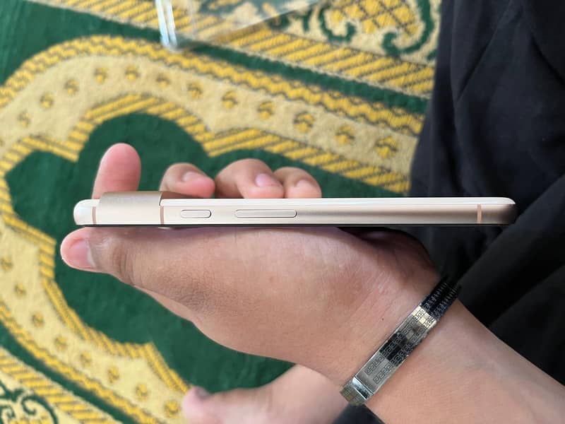 Google Pixel 8 4