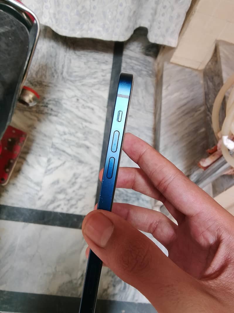 Apple iPhone 12 4