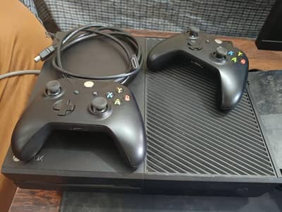  Xbox One 500GB with 2 Controllers & 13 installed Games