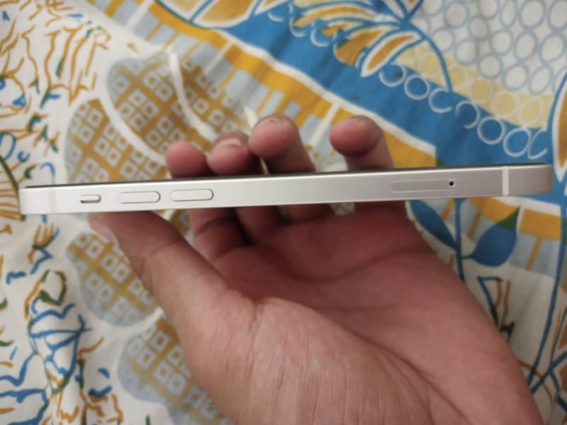 Apple iPhone 12 4