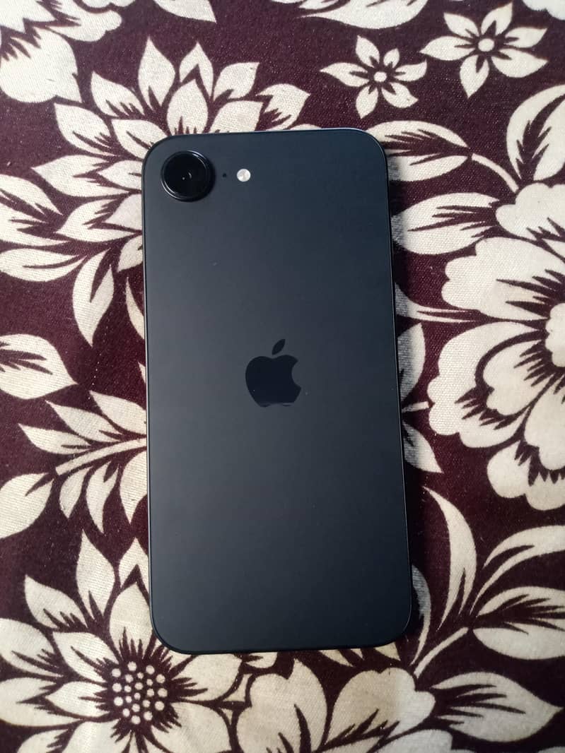 Apple iPhone 16e 1