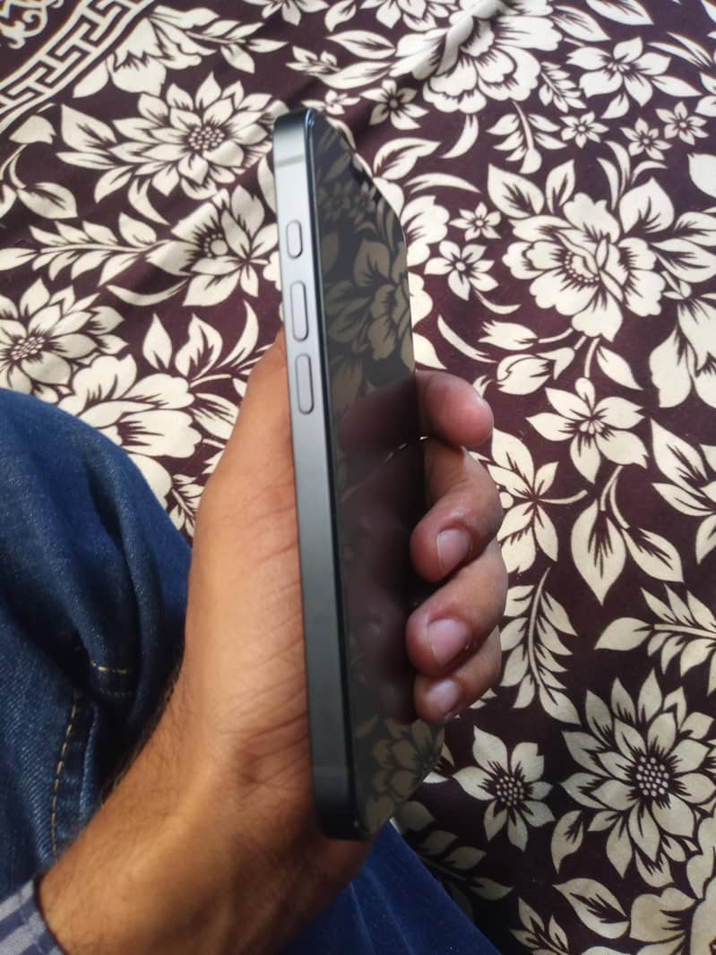 Apple iPhone 16e 2