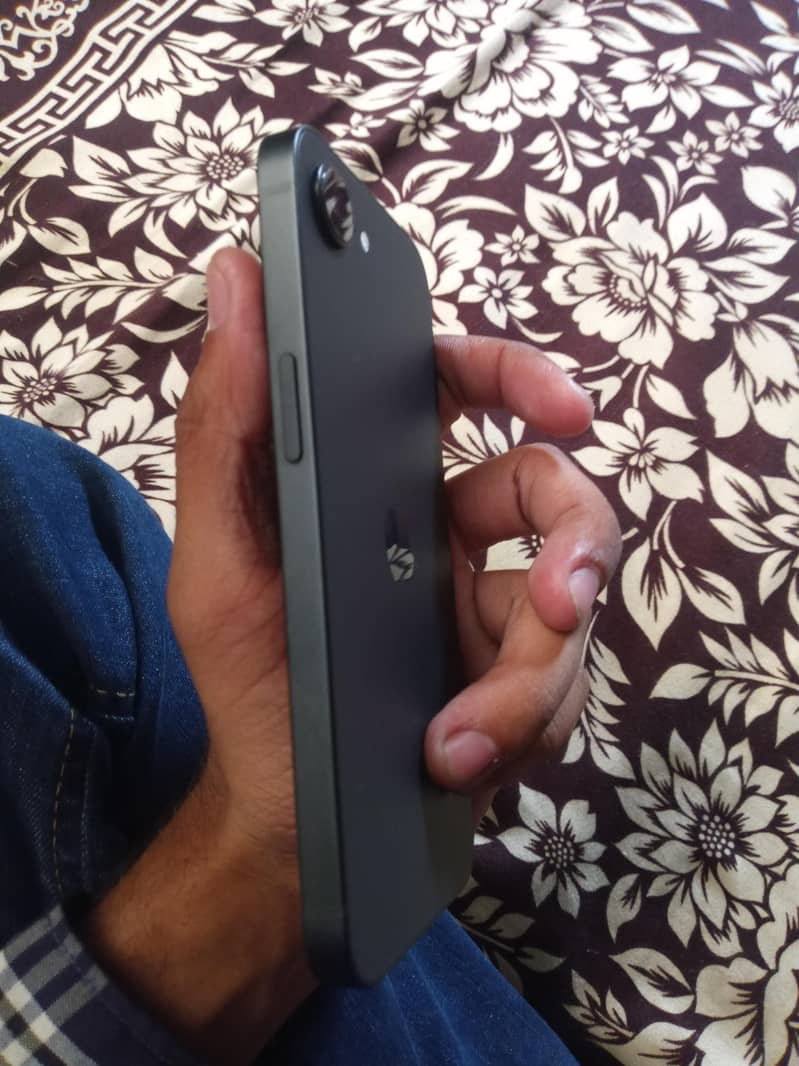 Apple iPhone 16e 3