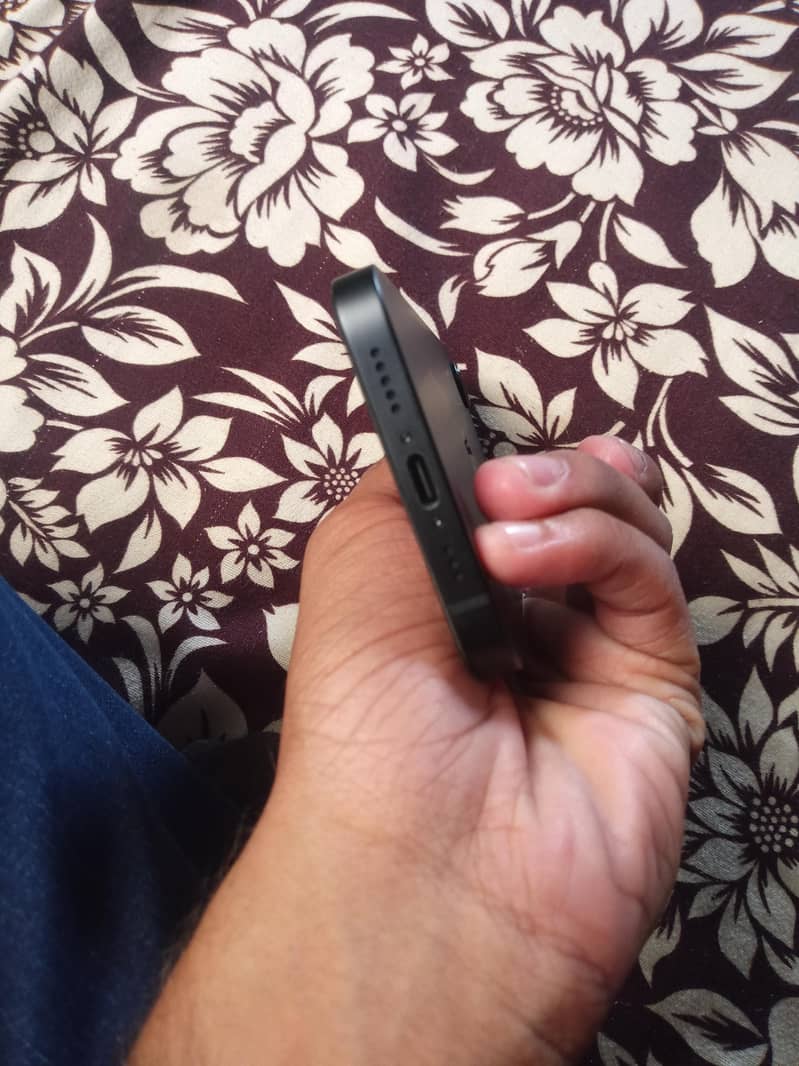 Apple iPhone 16e 4