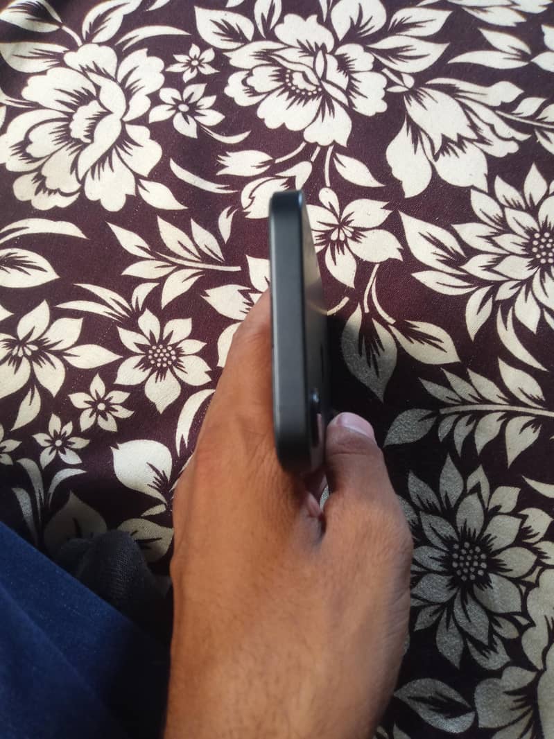 Apple iPhone 16e 5