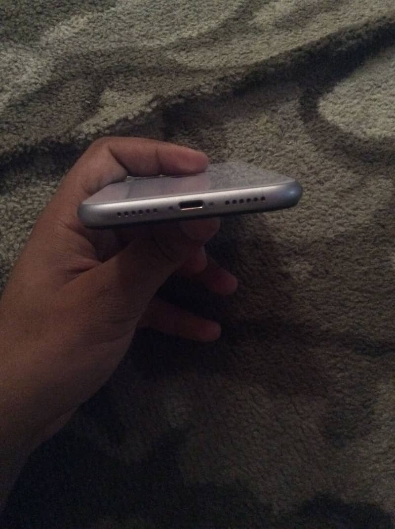 Apple iPhone 11 4