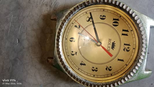all working quartz company wall clock. nothing is broken 100% fine.