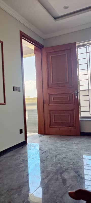 single and double room flat available for rent