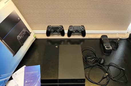 PS4 (FAT) 500GB 10/10 with 2 controllers (plus wireless charger)