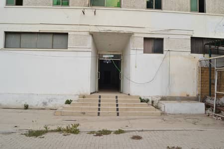 Main Cantt Daud Pota Road Office Building 5000 Square Feet, Ground Floor For Rent.