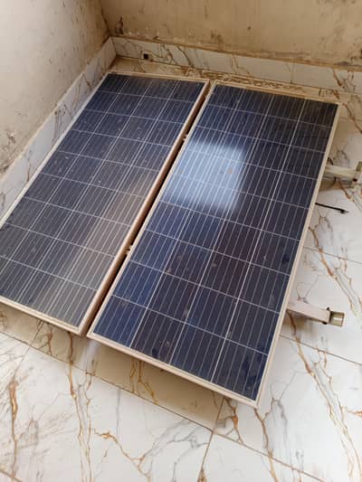 4 solar panel with stand, in working condition