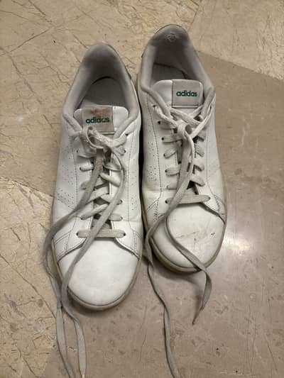 Adidas Advantage-style tennis sneakers