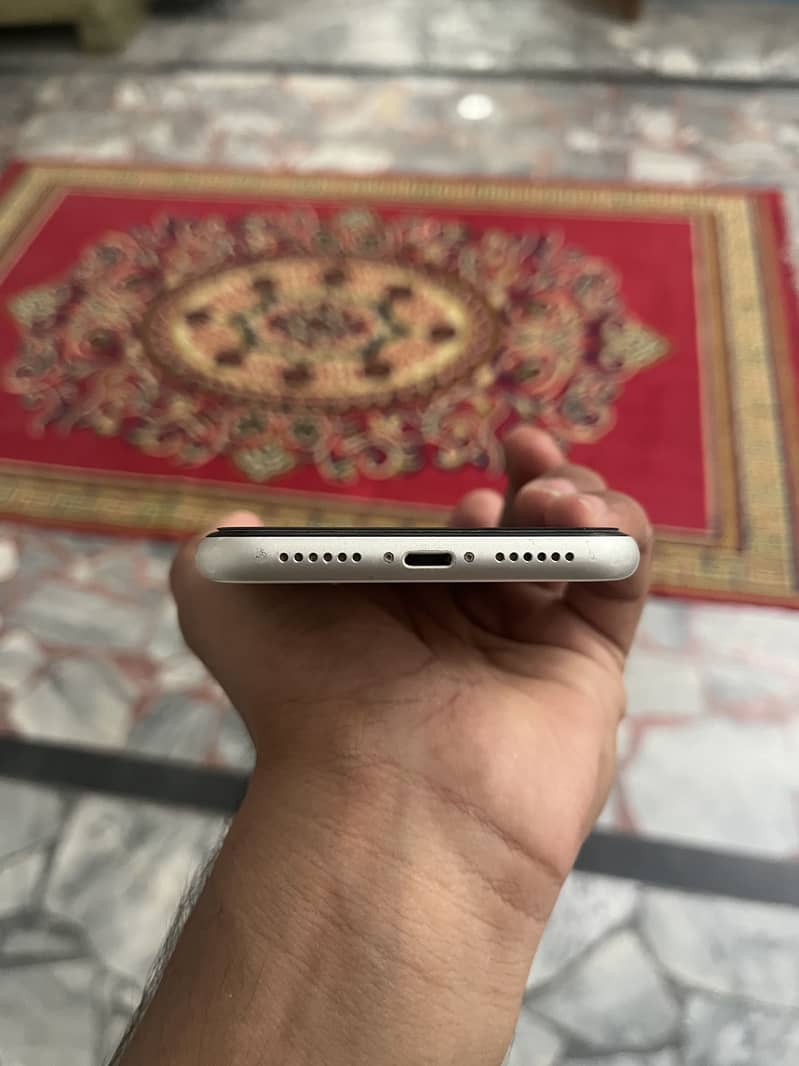 Apple iPhone 11 4