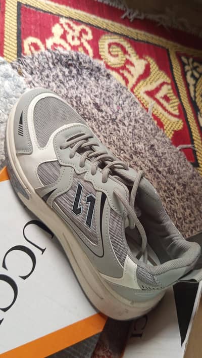 Stylish Grey & White Men's Sneakers / Sports Shoes