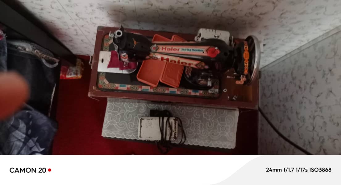Sewing Machine with box 2