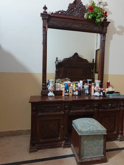 I am selling my dressing pure chinnute sheesham in good contdition