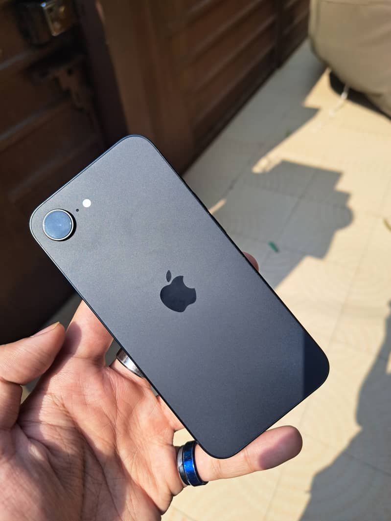 Apple iPhone 16e 0
