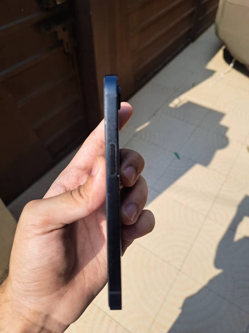 Apple iPhone 16e 1