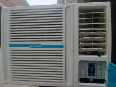 sky wood window ac like new . 75 ton
