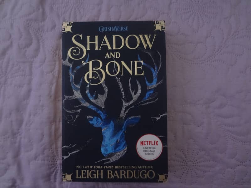 Shadow and bone 0