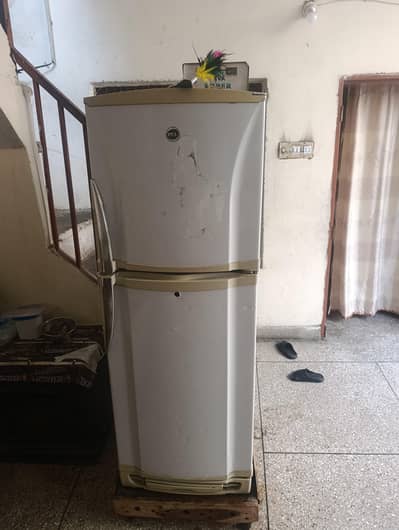 Peal Medium size Friger condition 10/8 contact no. 03234142751