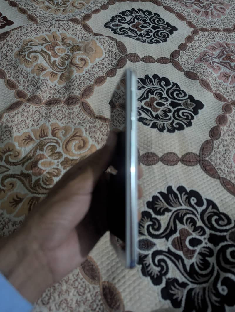 Sharp Aquos R2 2