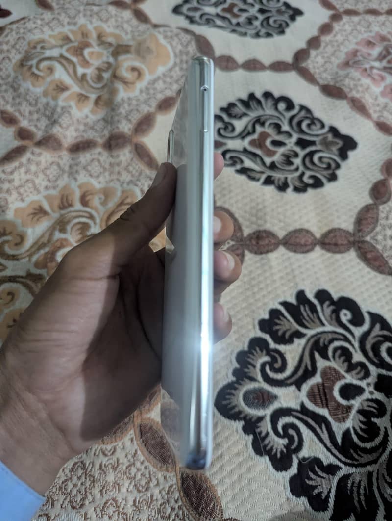 Sharp Aquos R2 3